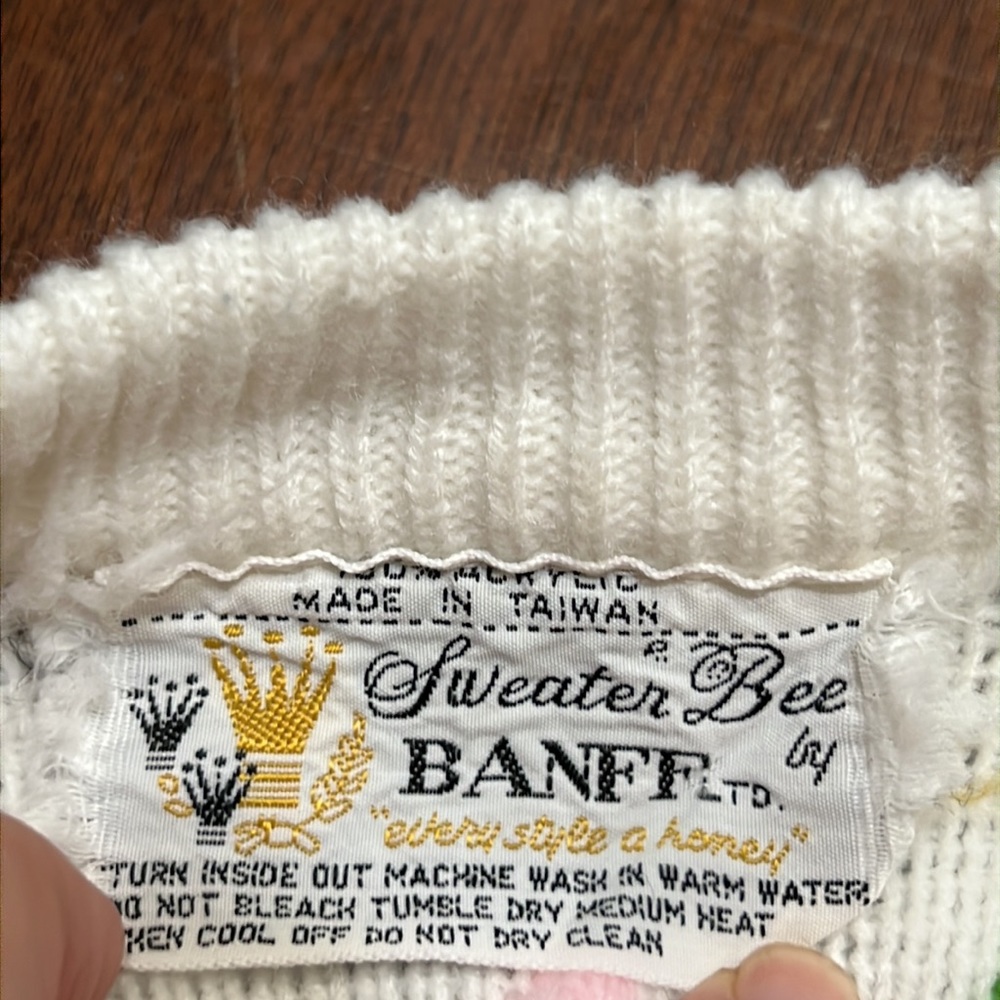 Vintage Sweater Bee By Banff White Cardigan Hand Embroidered Flowers Sz M EUC - Picture 4 of 13